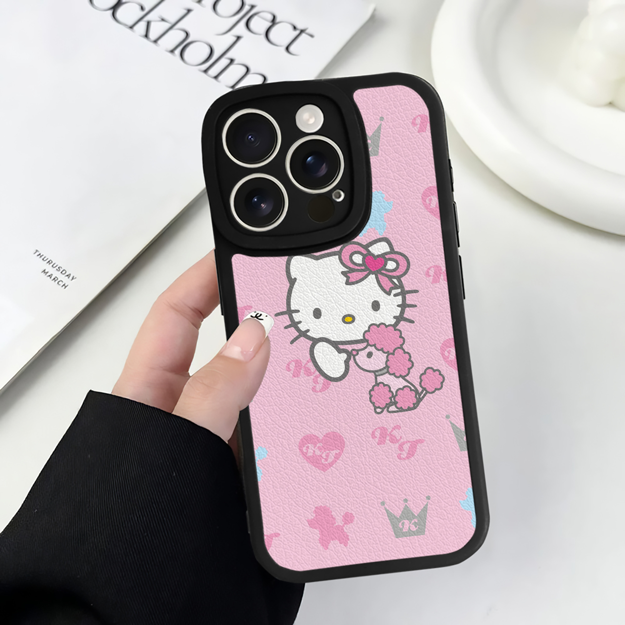 （画像用） Hello Kitty ハローキティ 【iPhone 16シリーズ対応】シリコンスマホケース（レザー調） 材質：シリコン